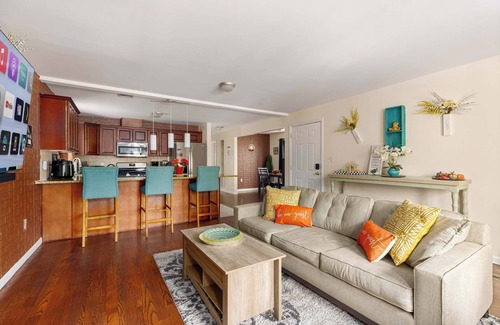 Newark House | 3BR/2.5BA Parking Comfort, Style & Convenience