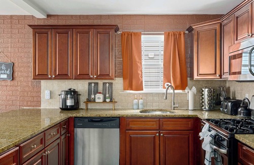 Newark House | 3BR/2.5BA Parking Comfort, Style & Convenience