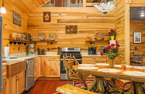 Gnaw Bone House | 3BR, 2 BA Log Cabin