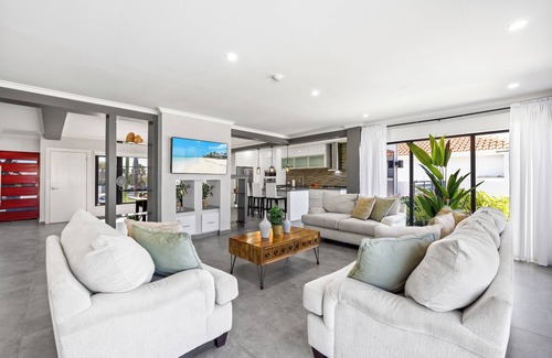Esmeralda Villa | 3br- 3bt Modern Villa only 1 Min to Beach · Private Pool w/BBQ & Outdoor Living