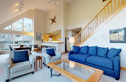 Blackcomb House | 3BR | Alpine Greens | King Bed w/4 Piece Ensuite | Golf Course Location | Parking