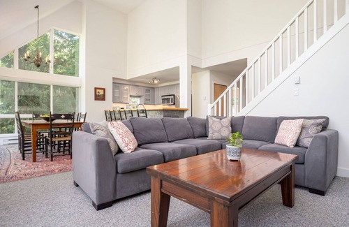 Blackcomb House | 3BR | Alpine Greens | King Bed | Soaker Tub | Wood Burning Fireplace | Near Gondola