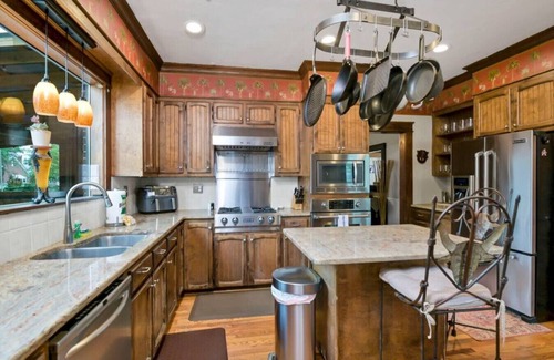 Columbia House | 3BR Brick Cottage | Mins to USC & Riverbanks Zoo!