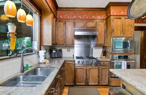 Columbia House | 3BR Brick Cottage | Mins to USC & Riverbanks Zoo!