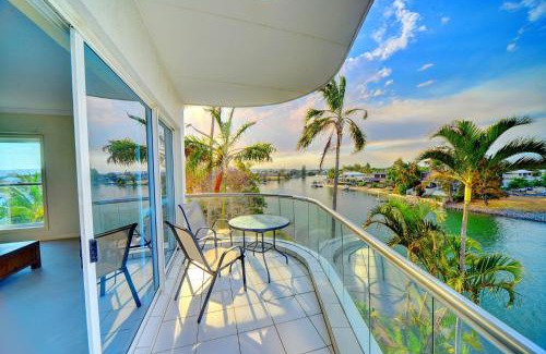Broadbeach Waters Apartment | 3br Broadbeach Lakefront Apartment - CoastHM