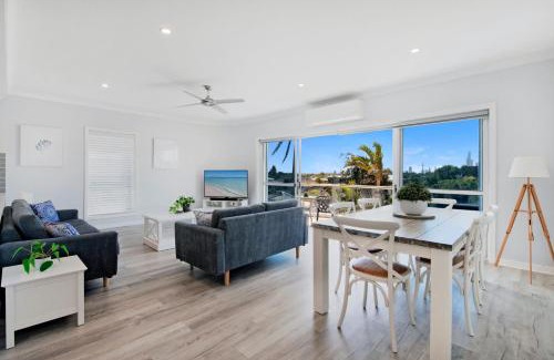 Broadbeach Waters Apartment | 3br Broadbeach Lakefront Apartment - CoastHM