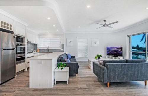 Broadbeach Waters Apartment | 3br Broadbeach Lakefront Apartment - CoastHM