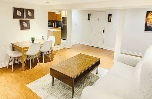 Brampton House | 3BR Family Suite | 2 Kitchens + 2 Baths | Airport