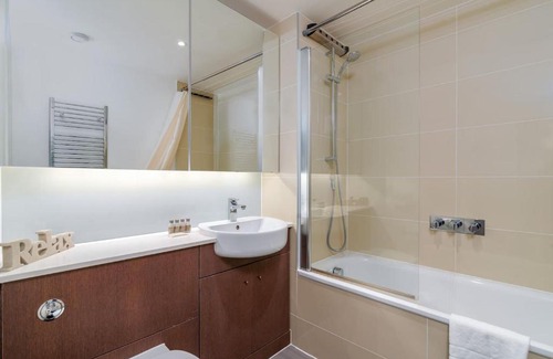 Stratford Apartment | 3BR Flat in East Village w Balcony for 9 by GuestReady