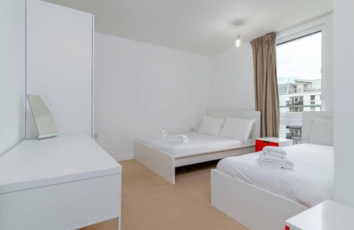 Stratford Apartment | 3BR Flat in East Village w Balcony for 9 by GuestReady