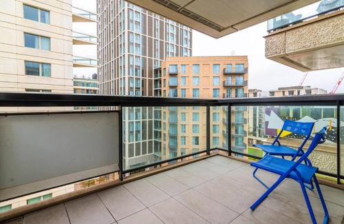 Stratford Apartment | 3BR Flat in East Village w Balcony for 9 by GuestReady