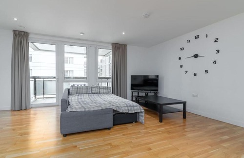Stratford Apartment | 3BR Flat in East Village w Balcony for 9 by GuestReady