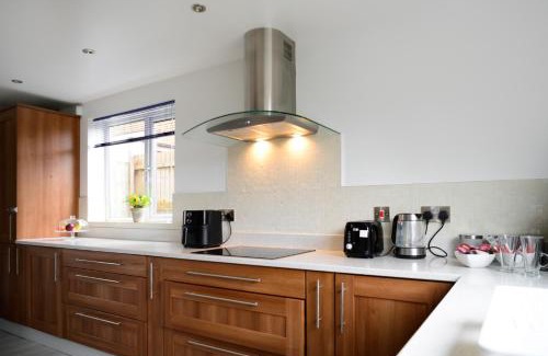 Bramcote House | 3BR,FREE off street parking,CCTV,Perfect for business Trip & Families holiday & working proffesional-long term,M1 J25-5Min drive,WI-Fi 500Mb,Netflix,Secure Huge Private garden,Fully equiped kitchen,Asda supermarket 5 min walk,Peaceful & Convenient,