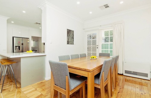 Kensington Gardens Apartment | 3BR Furnished Homette in Kensington Gardens