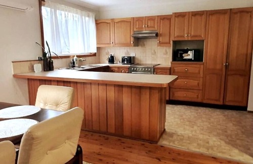 Mount Ousley House | 3BR Home 2 min drive to UOW, free parking, AC
