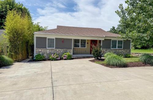 Downtown Branson House | 3BR Home - Near The Landing - Free Tickets Included - Cottonwood Cottage