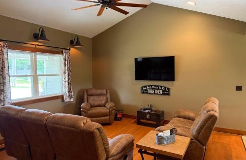 Downtown Branson House | 3BR Home - Near The Landing - Free Tickets Included - Cottonwood Cottage