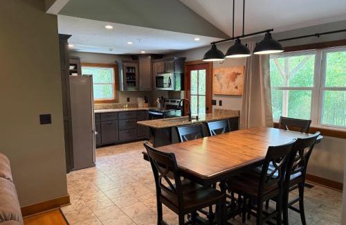 Downtown Branson House | 3BR Home - Near The Landing - Free Tickets Included - Cottonwood Cottage