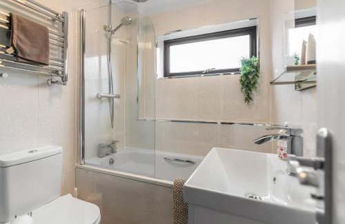 Norwich House | 3br Home Parking Dart Board Pet Friendly