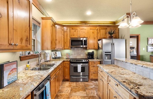 Granbury House | 3BR Lakefront Retreat w/Dock & Kayaks