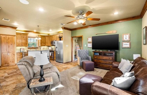 Granbury House | 3BR Lakefront Retreat w/Dock & Kayaks