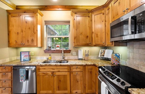 Granbury House | 3BR Lakefront Retreat w/Dock & Kayaks