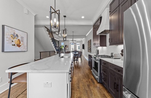 Downtown House | 3BR Luxury & Downtown - Roof Top Deck! Sleeps 8