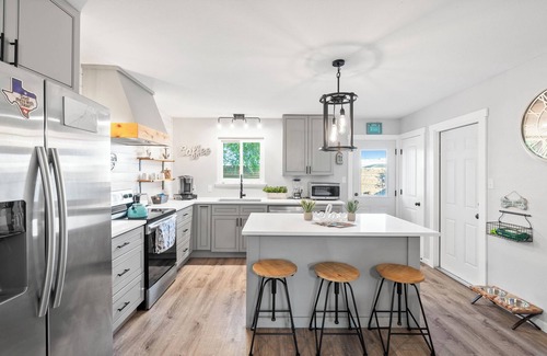 Bay Area House | 3BR Retreat Close to Beaches & Dining Sleeps 6 Pet-Friendly Full Kitchen