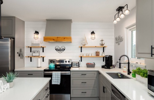 Bay Area House | 3BR Retreat Close to Beaches & Dining Sleeps 6 Pet-Friendly Full Kitchen
