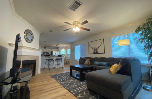 North Buttercup Creek House | 3BR Retreat - King & Queen Beds, Near Austin and Hill Country Fun