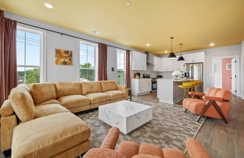 Talbot's Corner Apartment | 3BR - Sleeps 10 | Makeup Room + Rooftop, Near DT!