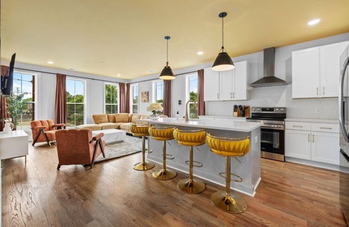 Talbot's Corner Apartment | 3BR - Sleeps 10 | Makeup Room + Rooftop, Near DT!