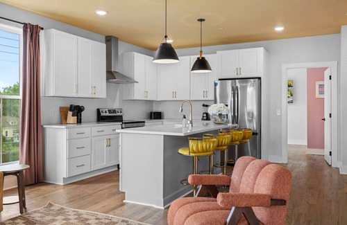 Talbot's Corner Apartment | 3BR - Sleeps 10 | Makeup Room + Rooftop, Near DT!