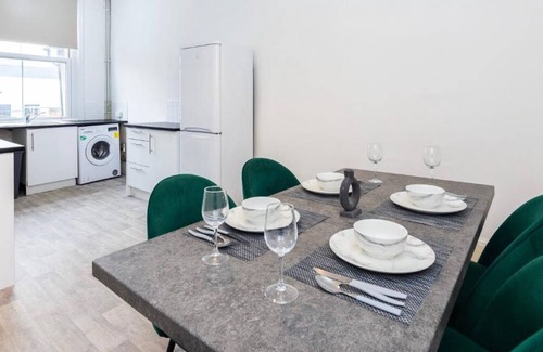 Chelmsford House | 3BR Stylish Home HIGH STREET LOCATION by Luxiety Stays