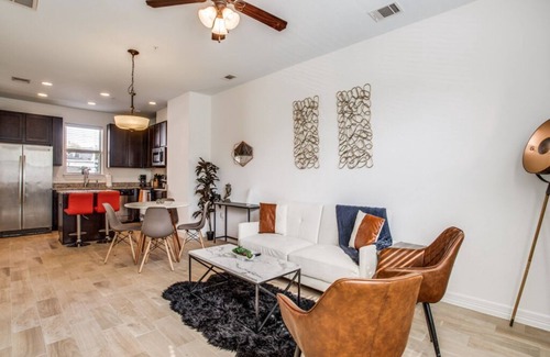 North University Apartment | 3BR Townhome Next to UT With Garage 8465