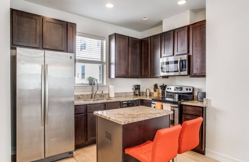 North University Apartment | 3BR Townhome Next to UT With Garage 8465
