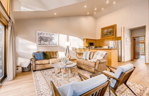 Peak 9 House | 3BR Townhome - Walk to Lifts/Main St - Private Hot Tub