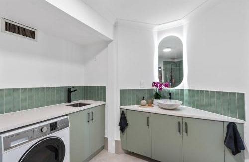 South Perth Apartment | 3br unit Stylish retreat SouthPerth