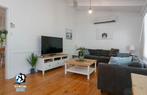 Port Elliot House | 3BR Updated Coastal Beach House in Funky Port Elliot
