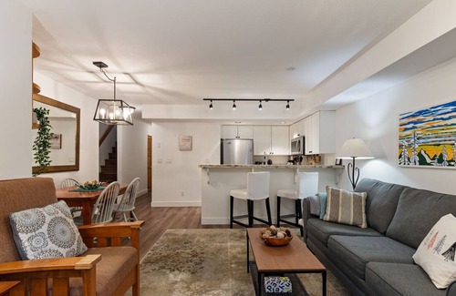Village North House | 3BR | Valhalla | King Bed | Village Location | Communal Hot Tub | Gas Fireplace | Parking