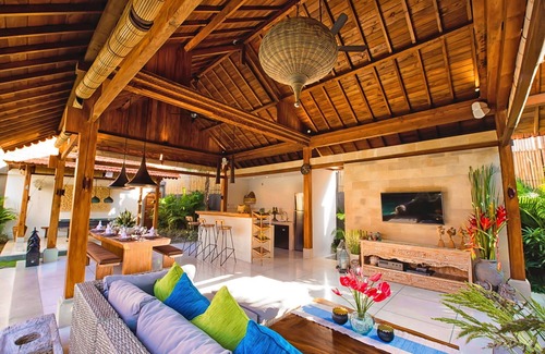 Berawa Villa | 3BR Villa Near Finns Beach Club - Open-Plan Living Room! , W/Swimming Pool!