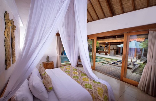 Berawa Villa | 3BR Villa Near Finns Beach Club - Open-Plan Living Room! , W/Swimming Pool!