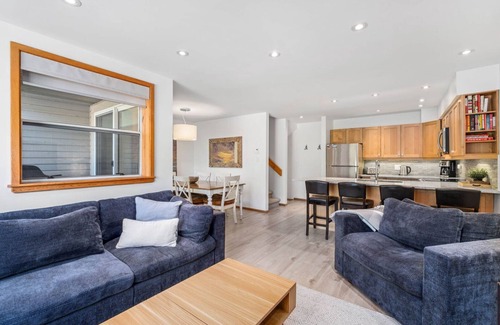 Whistler Creekside House | 3BR | Whistler Creek Ridge | Ski-in/out | Private Hot Tub | Wood Fire | Heated Flooring