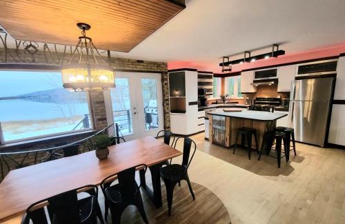 Hebertville House | 3CH - Bord de lac & Spa, foyer, billard, AC et plus