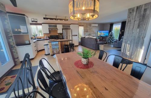 Hebertville House | 3CH - Bord de lac & Spa, foyer, billard, AC et plus