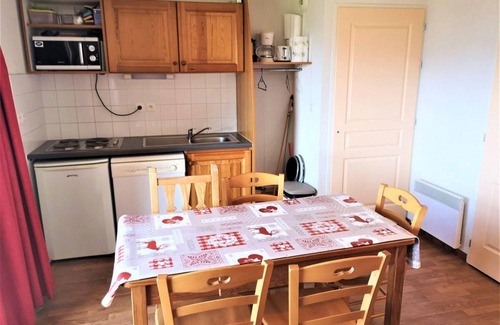La Joue du Loup Apartment | 3rd floor, balcony, parking, tv, ski locker, 36m², La Joue du Loup
