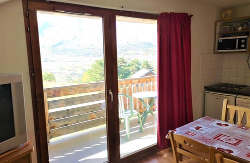 La Joue du Loup Apartment | 3rd floor, balcony, parking, tv, ski locker, 36m², La Joue du Loup