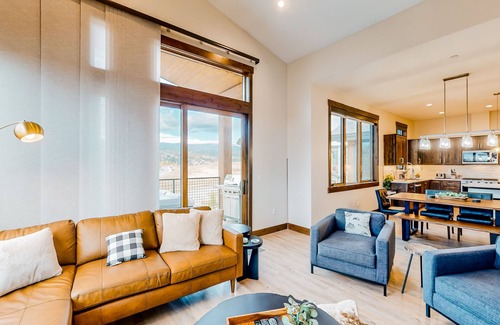 Fraser Condo | 3rd-floor mtn-view condo with private hot tub, elevator, balcony, fireplace, W/D
