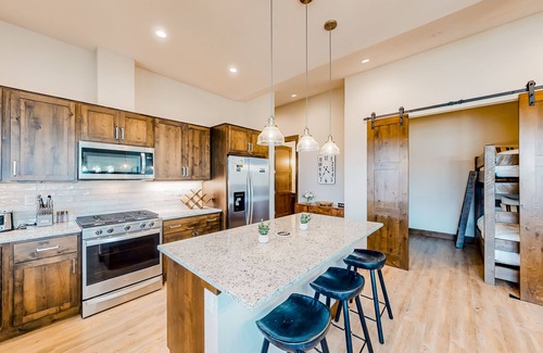 Fraser Condo | 3rd-floor mtn-view condo with private hot tub, elevator, balcony, fireplace, W/D