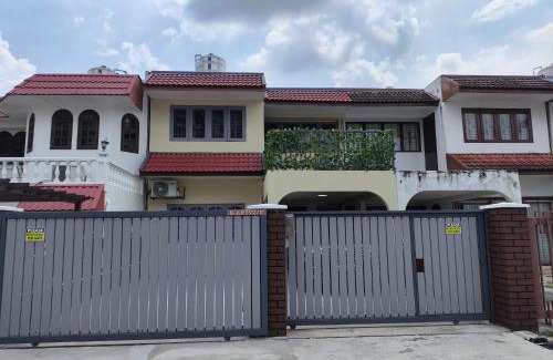 Subang Jaya House | 4-15pax Sawatt Homestay at Subang - Entire House - 5mins to Sunway - SJMC
